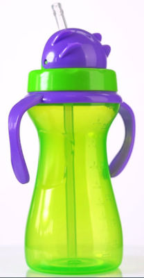 녹색 자줏빛 9 온스 290 밀리람베르트는 손잡이로 무게를 지운 밀짚 컵을 어린애처럼 다룹니다