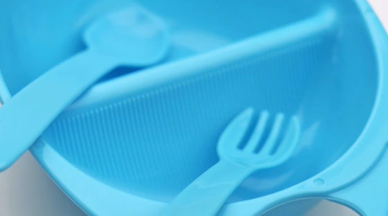 스푼 포크와 3 달 아기 사발 위로 플라스틱